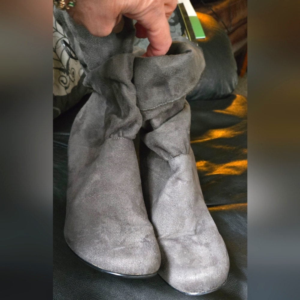 Bebe Women's Gray Suede vintage Ankle Boots sz8